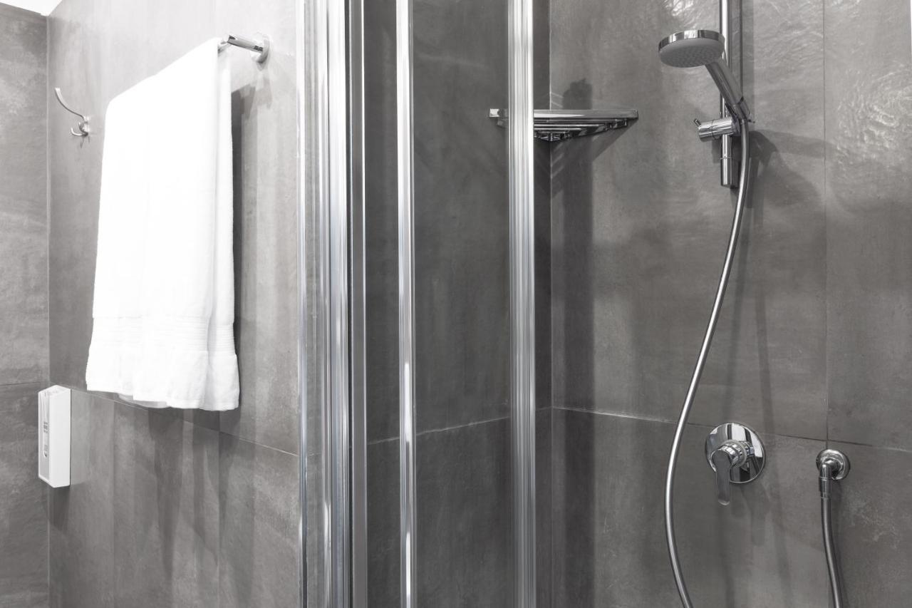 Toledostop Neapel Exterior foto A shower with a shower door