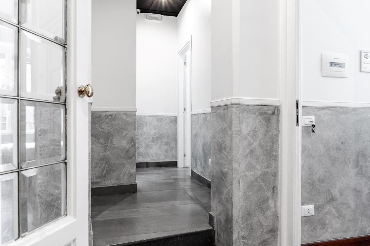 Toledostop Neapel Exterior foto Marble staircase