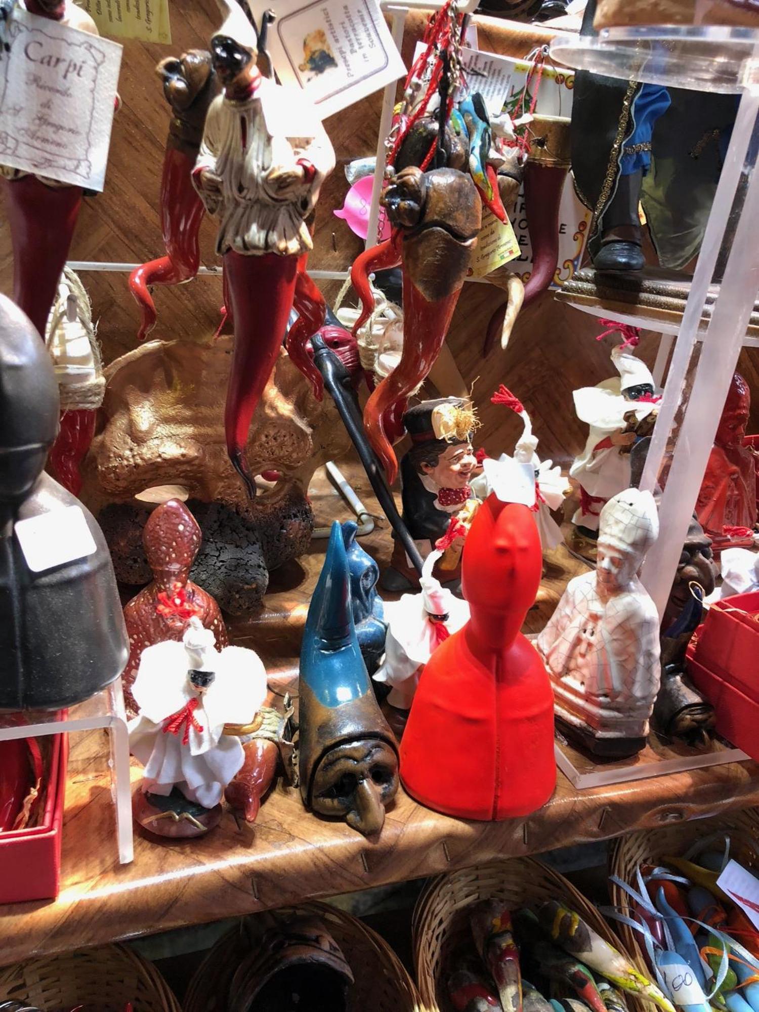 Toledostop Neapel Exterior foto A collection of various types of Christmas tree ornaments
