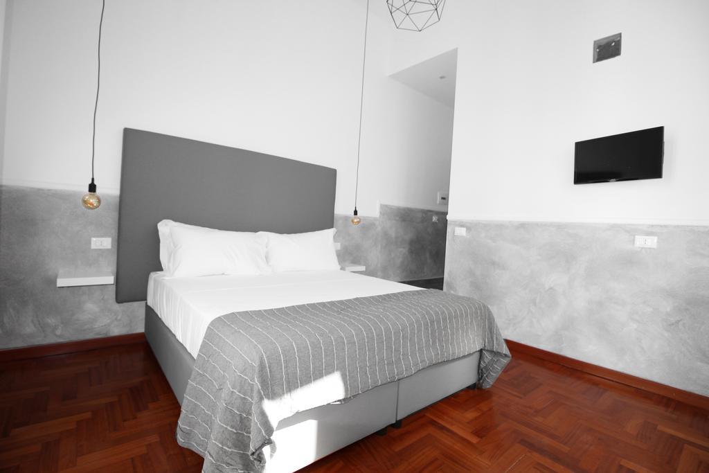 Toledostop Neapel Exterior foto A room at the hotel