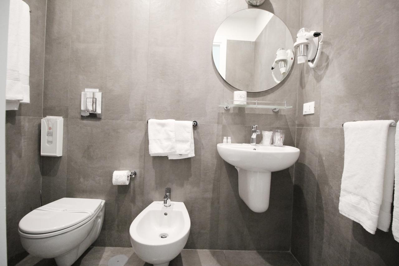 Toledostop Neapel Exterior foto A bidet in a hotel bathroom