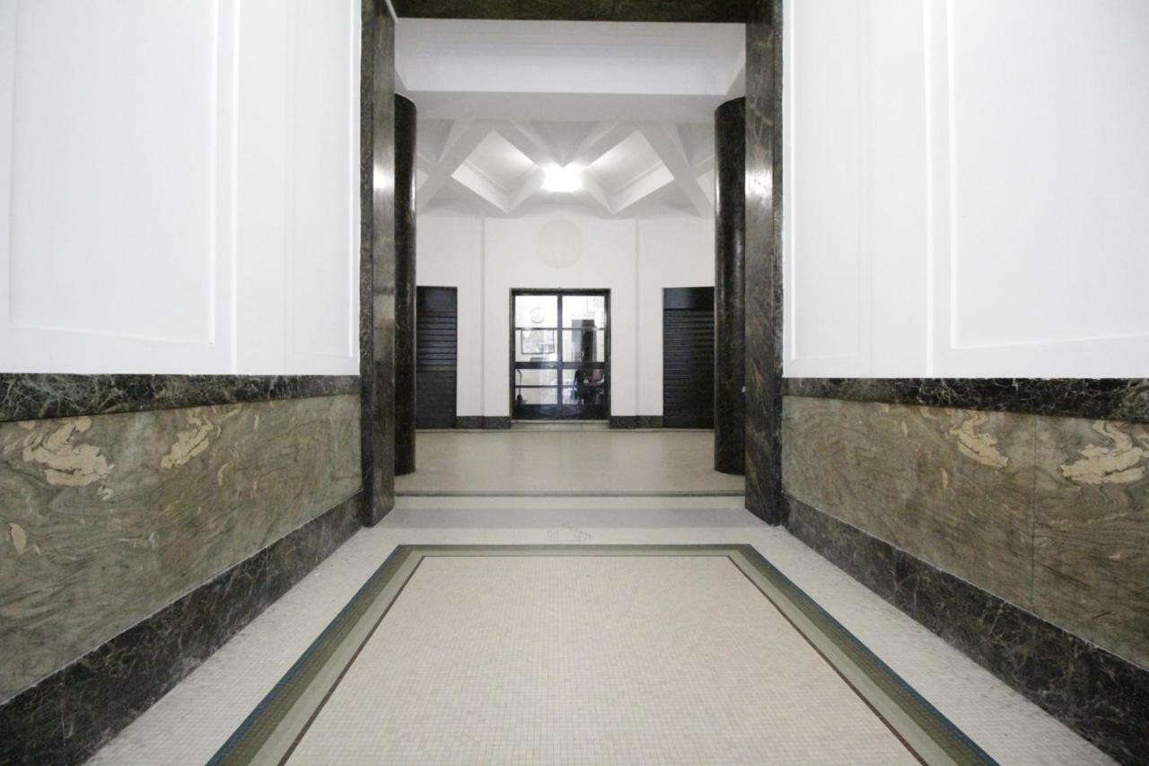 Toledostop Neapel Exterior foto Interior of the building