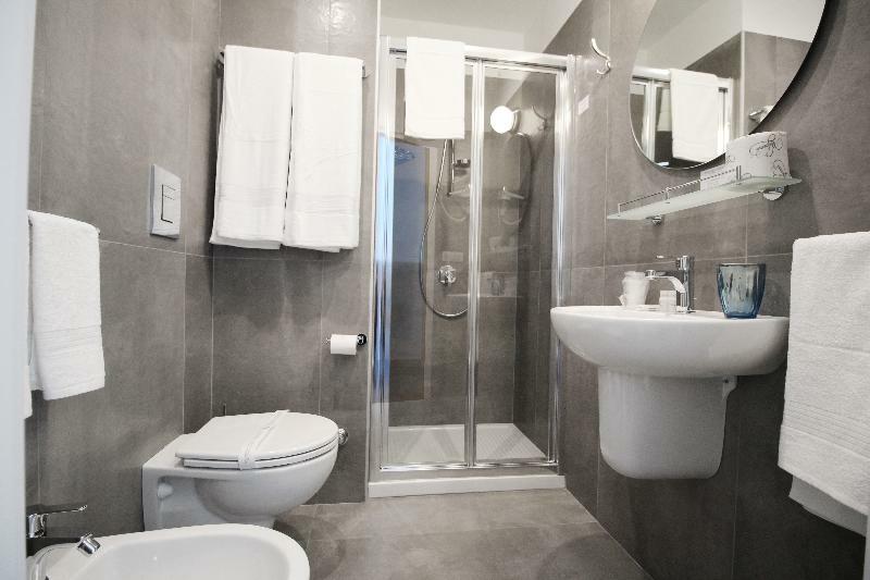 Toledostop Neapel Exterior foto A modern bathroom with a shower enclosure